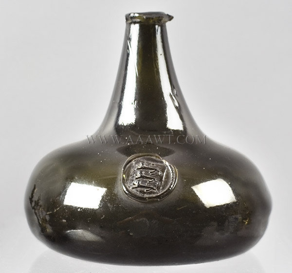 Onion Bottle, Sealed, Pancake Onion, Three Leopards Passant, Guardant
Arms of Carew
Cornwall
Circa 1710, entire view